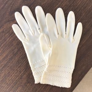 Ivory gloves with lace trim